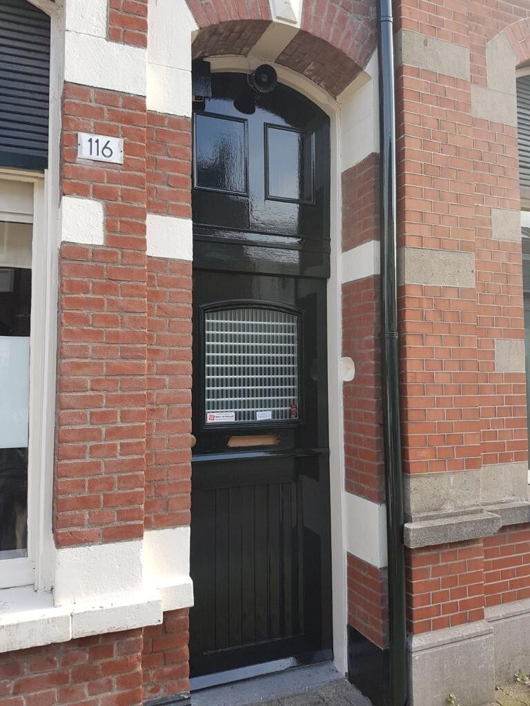 Periodiek onderhouden en geschilderde voordeur